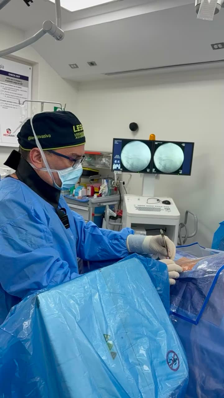 El Dr. Angulo opera guiándose por las imágenes de fluoroscopia del monitor de quirófano